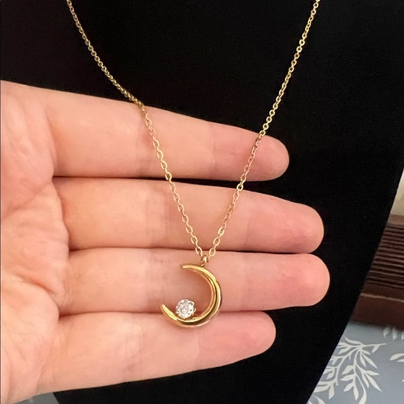 Gold plated stainless steel moon and stone pendant necklace - Picture 2 of 2